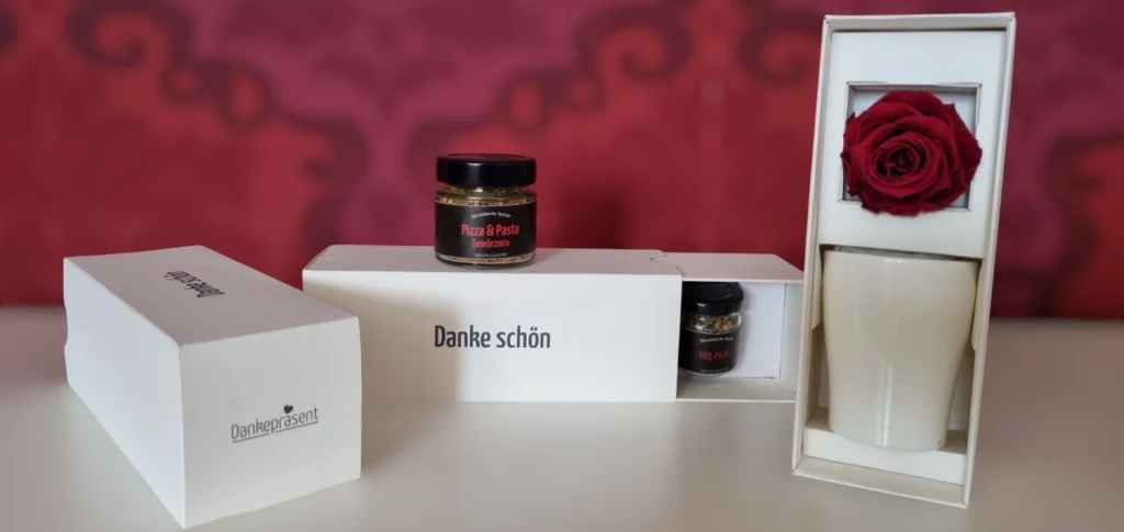 Banner von Dankepräsent mit wertschätzenden Geschenkboxen mit Logo-Design für Unternehmen. Onboarding-Boxen und Wundertüten runden das Angebot ab.